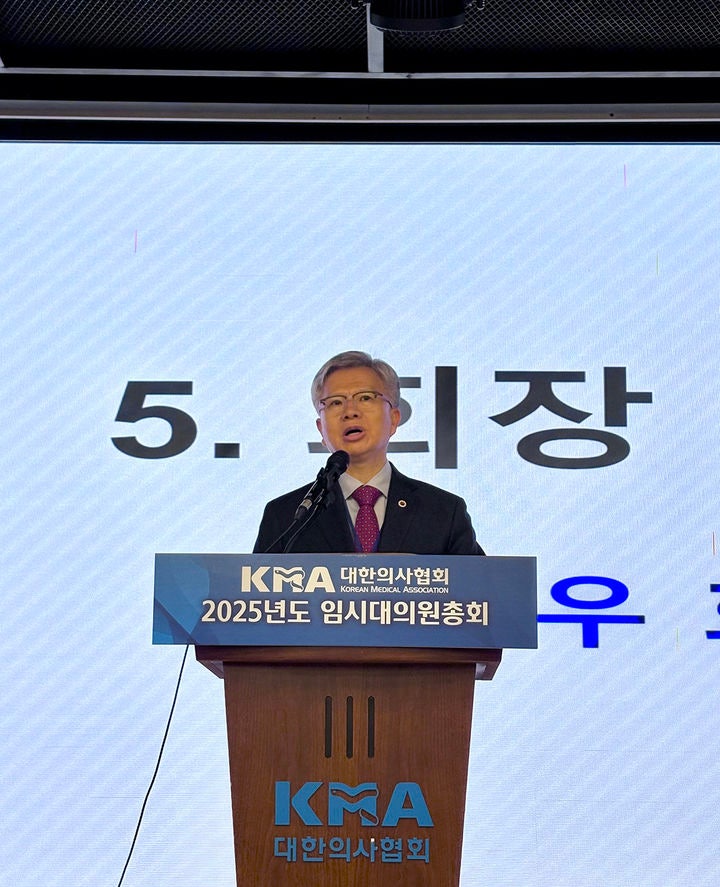 [서울=뉴시스] 정병혁 기자 = 김택우 대한의사협회장이  25일 서울 용산구 대한의사협회에서 열린 대한의사협회 2025년도 긴급 임시대의원총회에서 인사말을 하고 있다. (사진=대한