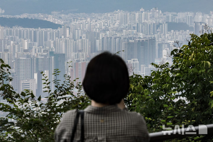 [서울=뉴시스] 정병혁 기자 = 2일 서울 중구 남산에서 서울시내 아파트가 보이고 있다. 2025.10.02 jhope@newsis.com
