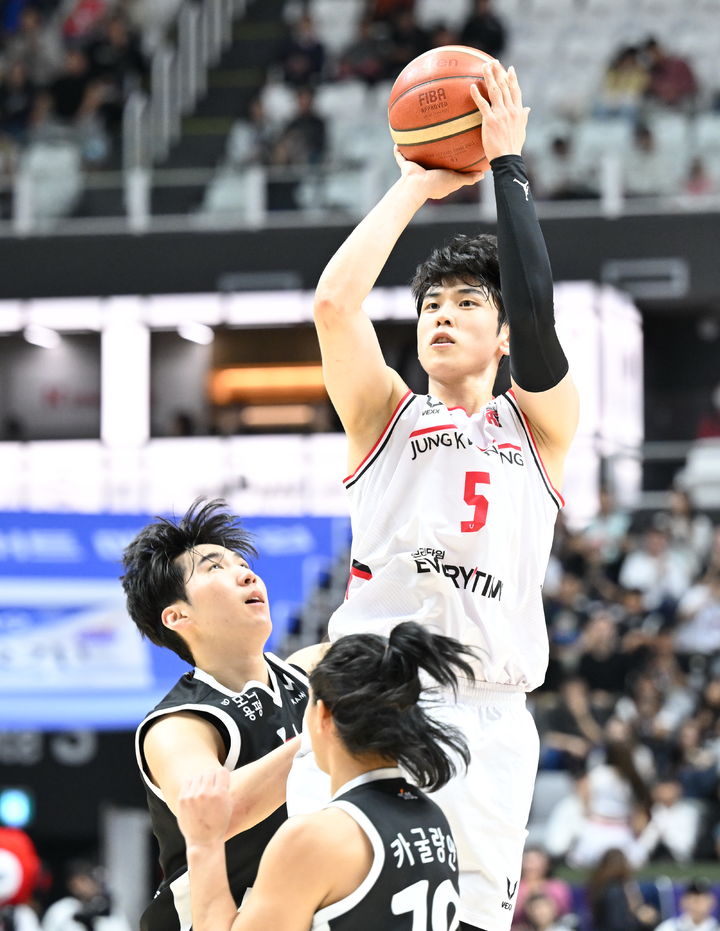 <b>프로농구</b> 정관장, KT 92-87 격파…단독 1위 <b>도약</b>·4연승 질주