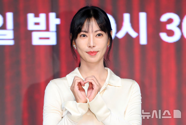 'LG 오랜 팬' 배우 <b>김소연</b>, KS 2차전 <b>시구</b>…애국가는 성악가 신문희[KS]