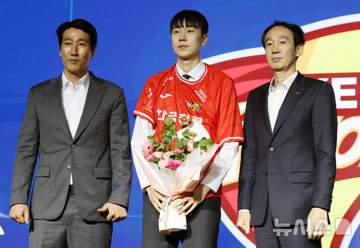 '고교생' <b>방강호</b>, 전체 1순위로 <b>한국전력</b>행…<b>이우진</b>은 <b>삼성화재</b>로(종합...