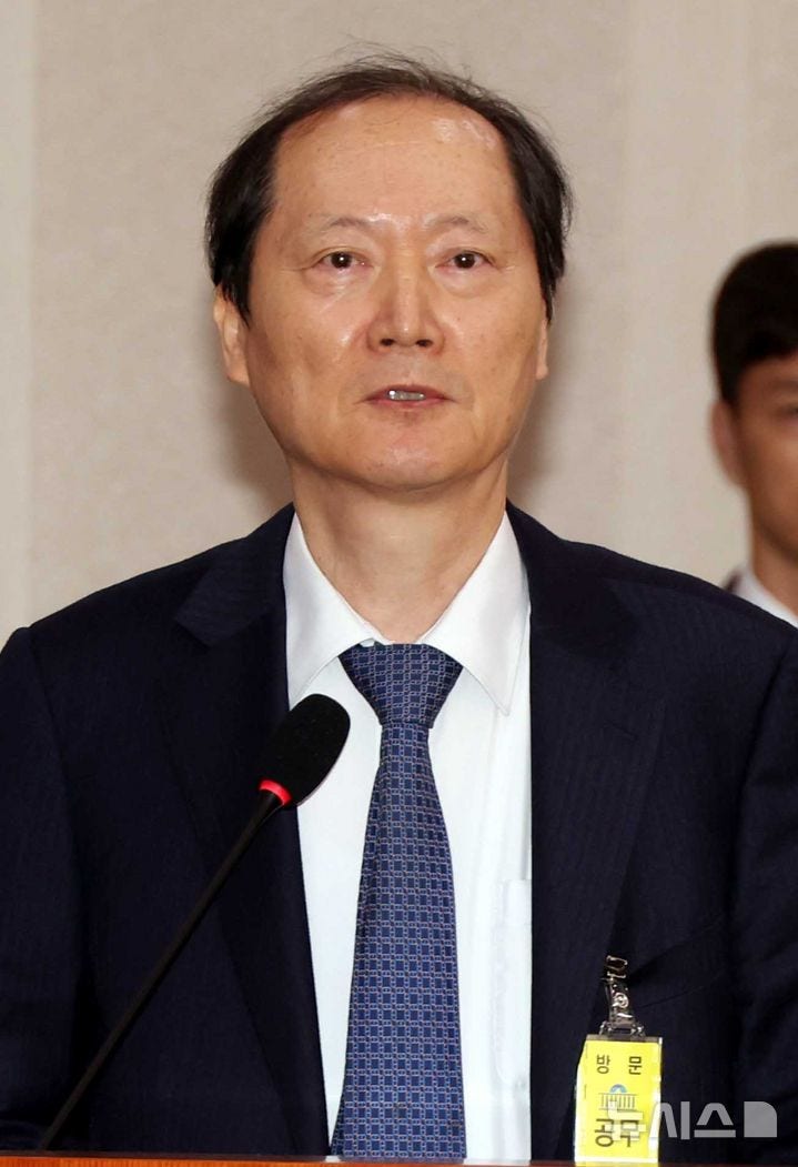 <b>이완규 전 법제처장</b>, '증인 <b>선서 거부</b> 이유는?'