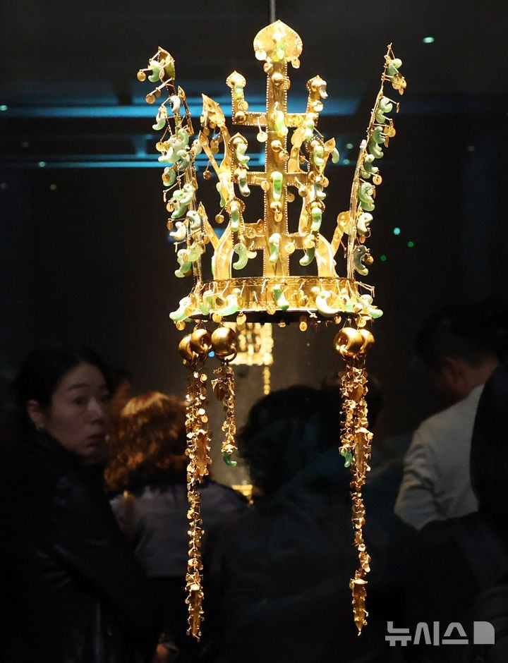 '<b>신라 금관</b>'