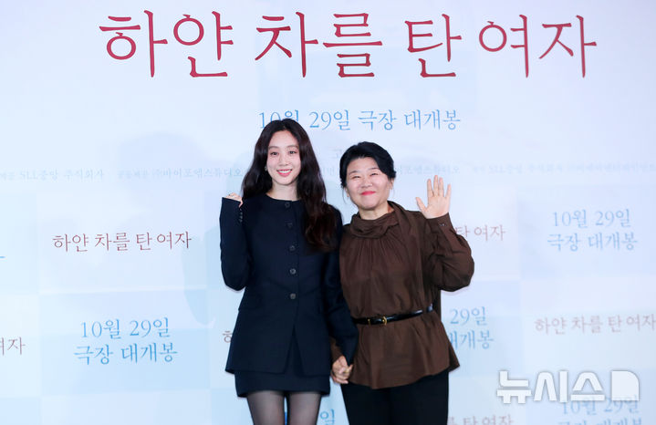 <b>정려원</b>-이정은, <b>하얀 차</b>를 탄 여자 두 주역