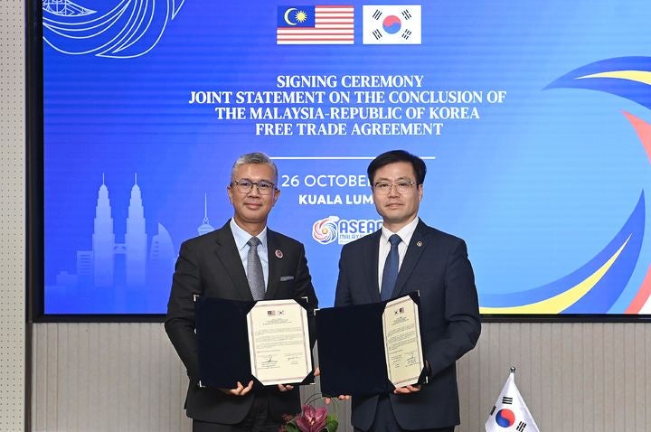 [서울=뉴시스] 황준선 기자 = 여한구(오른쪽) 산업통상부 통상교섭본부장과 &#46909;쿠 자프룰(Tengku Zafrul) 말레이시아 투자통상산업부 장관이 26일(현지시간) 말