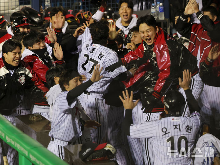 <b>LG트윈스</b>, 한국시리즈 2차전도 한화 13-5 제압[뉴시스Pic]