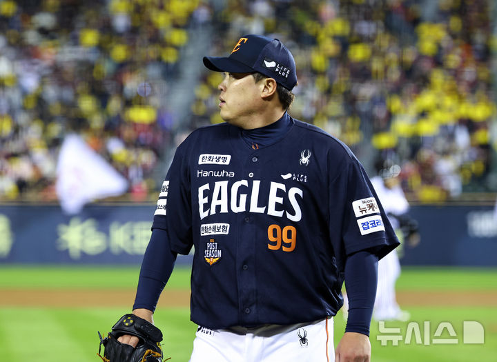 한화 <b>류현진</b> '2이닝 5<b>실점</b>'