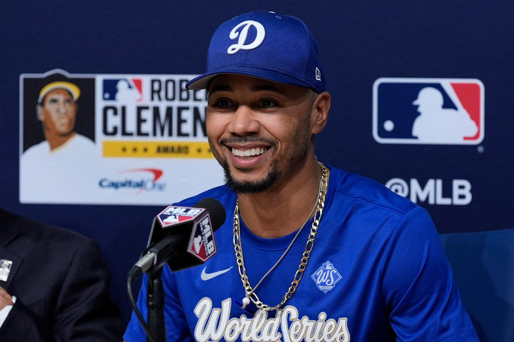 MLB <b>다저스 베츠</b>, '로베르토 <b>클레멘테상</b>' 수상…팀 역대 4번째