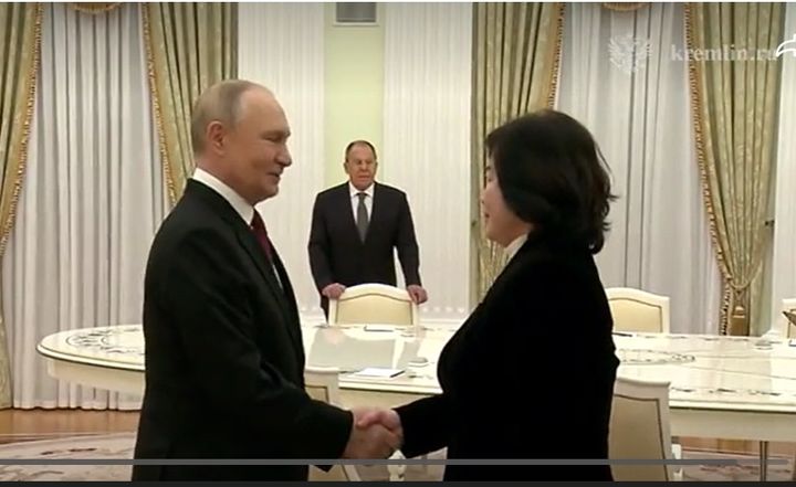 [서울=뉴시스] 블라디미르 푸틴 러시아 대통령과 최선희 북한 외무상이 27일 모스크바 크렘린궁에서 만나 악수하고 있다. 뒤로 세르게이 라바로프 외무장관이 보인다.(출처: 리아노보스