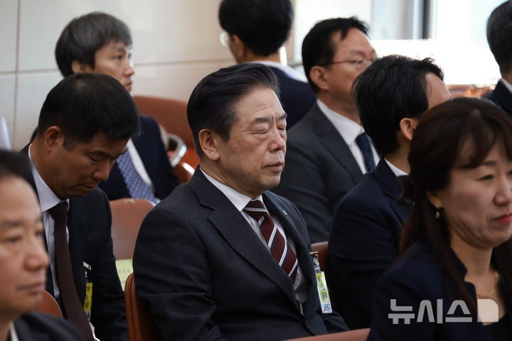 <b>국감</b> 시작 전 눈 감은 <b>김형석 독립기념관장</b>