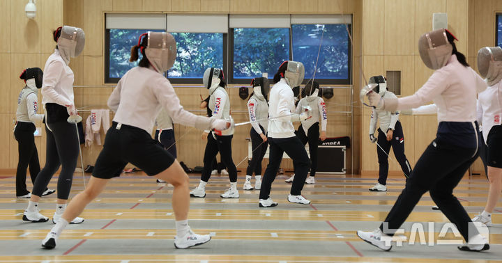 <b>훈련</b>하는 <b>펜싱</b> 여자 선수들