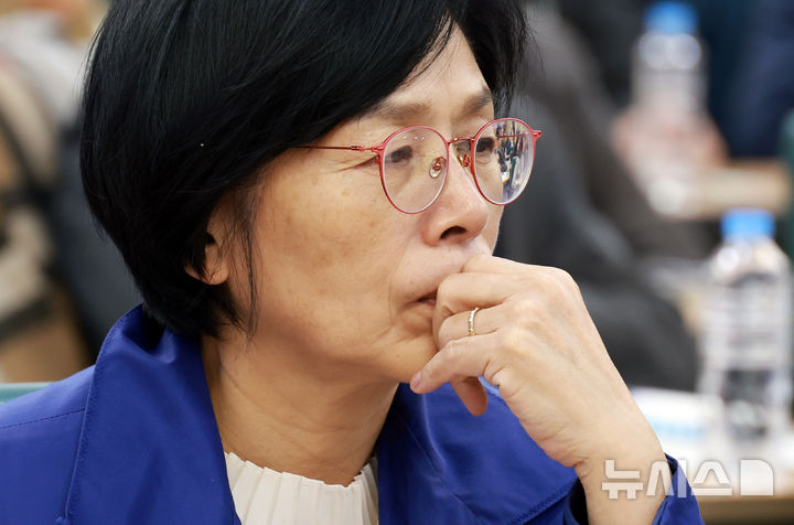 [서울=뉴시스] 고승민 기자 = 최민희 국회 과방위원장이 28일 서울 여의도 국회 의원회관에서 열린 K-바이오 혁신 세미나에서 생각에 잠겨 있다. 2025.10.28. kkssmm99@newsis.com