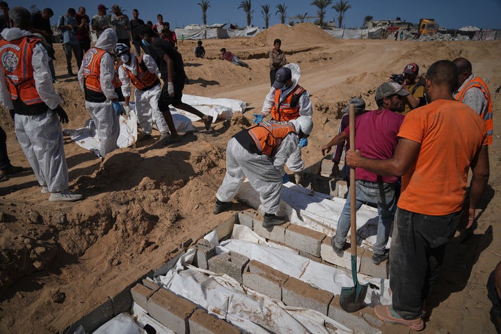[데이르알발라=AP/뉴시스] 지난 22일(현지 시간) 이스라엘에서 송환된 신원 미상의 팔레스타인인 시신들이 가자지구 데이르알발라에서 집단 매장되고 있다. 2025.10.28.