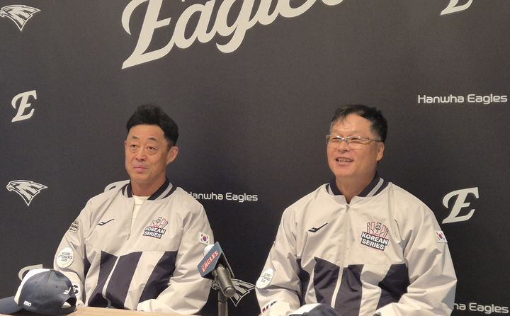 '1999 영광' 기억하는 <b>구대성</b>·<b>조경택</b> "한화 후배들, 가을축제 즐겼으면...