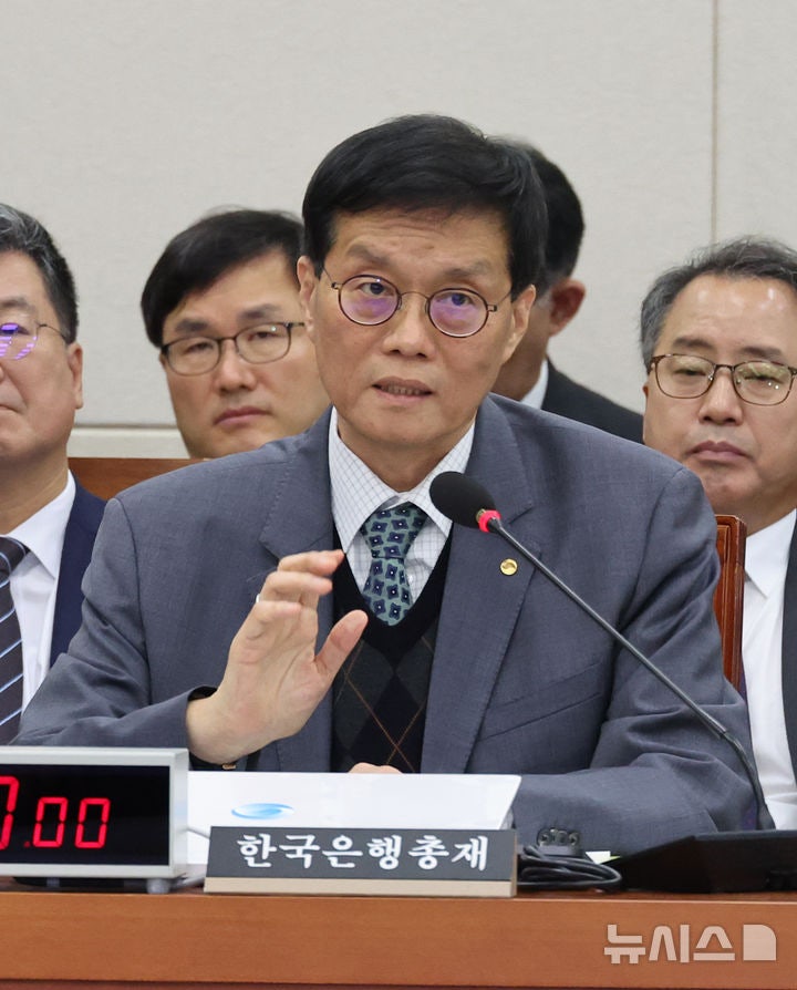 이창용 "원화<b>스테이블코인</b> 도입 '두렵다'"(종합)