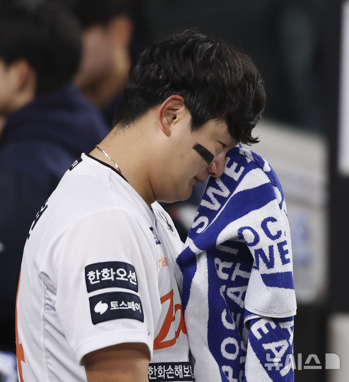 <b>눈물</b> 흘리는 한화 <b>김서현</b>