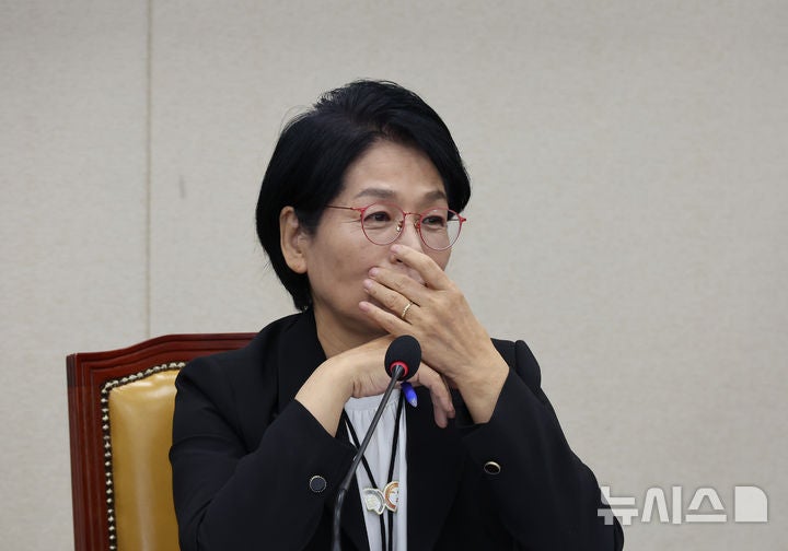 국힘, '자녀 결혼식 <b>축의금</b>' <b>최민희</b> 과방위원장 뇌물 혐의로 고발