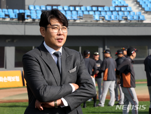 '한화 영구결번' <b>정민철</b>·<b>장종훈</b>, KS 5차전 <b>시구</b>·<b>시타</b>[KS]