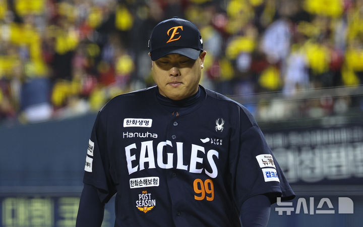 <b>류현진</b> 5차전 <b>불펜 대기</b>…한화 김경문 감독 "본인이 던지겠다고 했다"[...