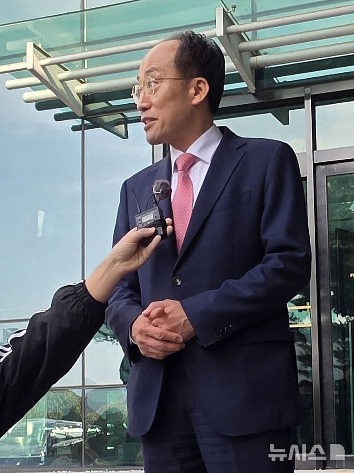 내란<b>특검</b>, '표결 방해' <b>추경호</b> 첫 조사…"혐의 입증되면 <b>영장</b> 청구 검토...