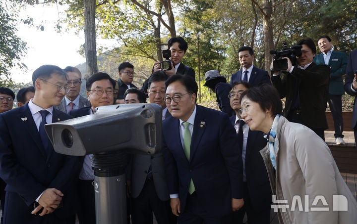 반구대 <b>암각화</b>를 방문한 <b>우원식 국회의장</b>