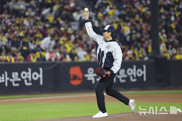 <b>시구</b>하는 <b>한화</b> 전설 <b>정민철</b>
