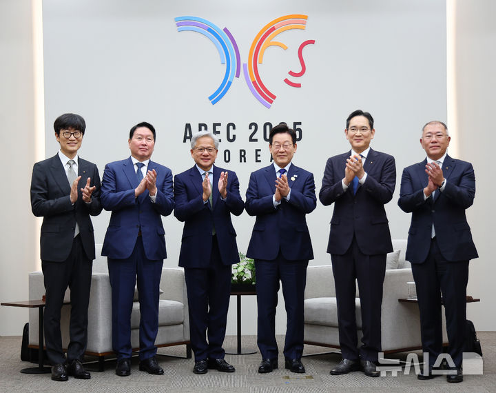 [경주=뉴시스] 고범준 기자 = 이재명 대통령이 31일 APEC 정상회의 장소인 경북 경주화백컨벤션센터(HICO)에서 젠슨 황 엔비디아 최고경영자(CEO) 접견에 앞서 참석자들과 