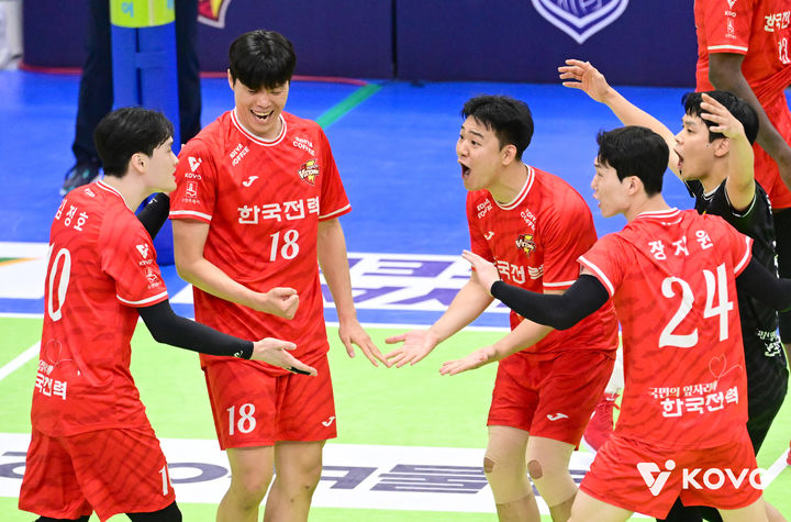 남자배구 한전, <b>삼성화재</b> 3-1로 꺾고 3연패 탈출…시즌 첫 승