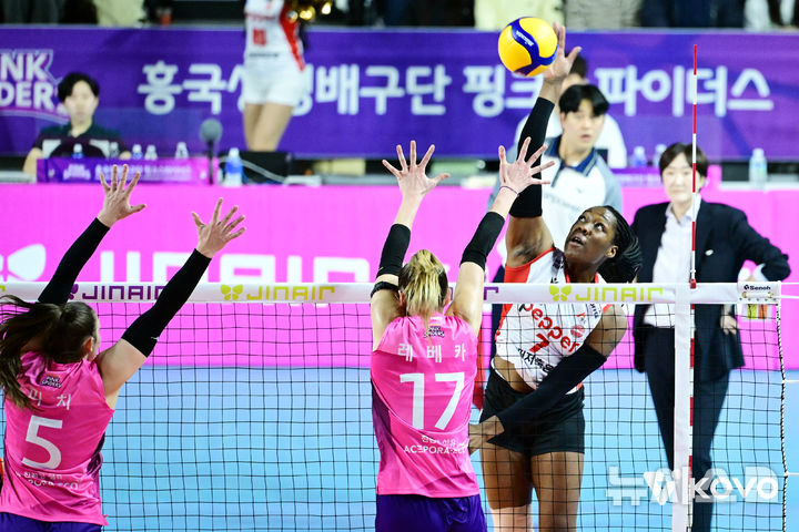 <b>연승</b> 달리는 페퍼<b>저축은행</b>, 선두 도약…<b>OK저축은행</b>도 이변의 승리(종합...