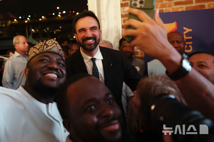 [뉴욕=AP/뉴시스]미국 민주당 뉴욕 시장 후보인 조란 맘다니가 지난 6월25일(현지시각) 당내 경선 승리 이후 지지자들과 사진을 찍고 있다. 2025.11.03.