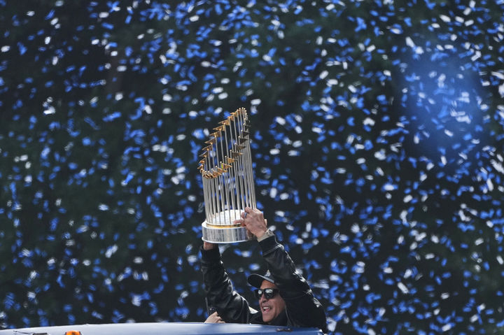 'LA 도심을 파랗게' <b>다저스</b>, MLB <b>월드시리즈</b> 2연패 달성 기념 <b>카퍼레이드</b>...