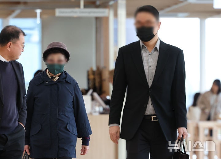 '양평 공흥지구 의혹' <b>김건희 모친</b>·오빠 <b>특검</b> 출석