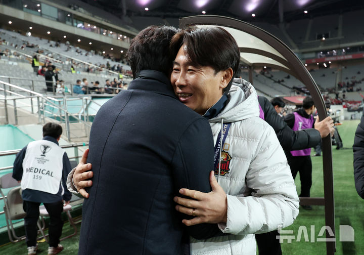 <b>포옹</b>하는 <b>김기동</b>-<b>서정원 감독</b>