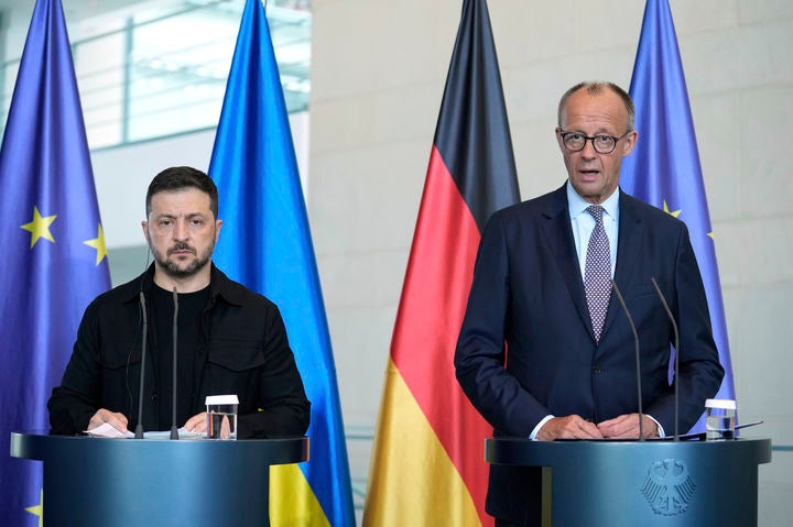 [베를린=AP/뉴시스] 볼로디미르 젤렌스키(왼쪽) 우크라이나 대통령과 프리드리히 메르츠 독일 총리가 13일(현지 시간) 독일 베를린에서 도널드 트럼프 대통령 및 유럽 주요국 정상과