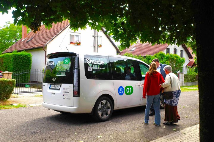 [서울=뉴시스] 현대차·기아가 헝가리 괴될뢰(G&#246;d&#246;ll&#337;)시에서 진행한 셔클(SHUCLE)의 '헝가리 수요응답교통 서비스 시범사업'을 지난달 말 성공적으로 마무리했다고 5일 밝혔다. (사