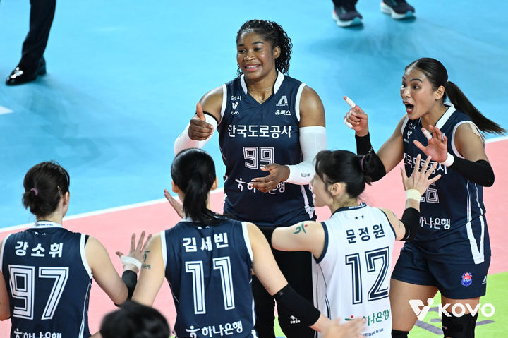 도로공사, <b>정관장</b> 꺾고 단독 선두·4<b>연승</b>…대한항공 2위 도약(종합)