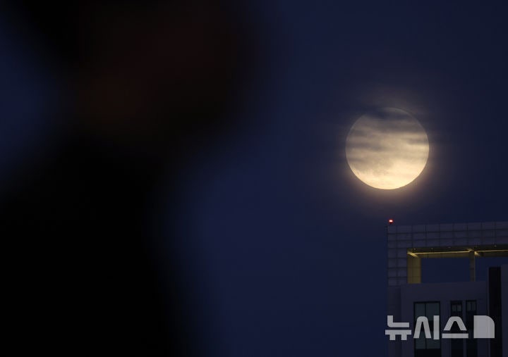 <b>6년 만에</b> 가장 큰 보름달 <b>슈퍼문</b>