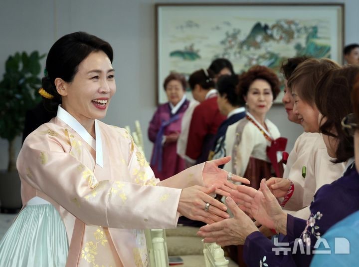 <b>김혜경 여사,</b> 日거주 韓<b>부인회</b>와 한복 <b>차담회</b> [뉴시스Pic]
