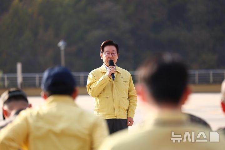 이 대통령, <b>산불</b> <b>대응</b>체계 점검…"현장 1차 책임 명확히 하라"