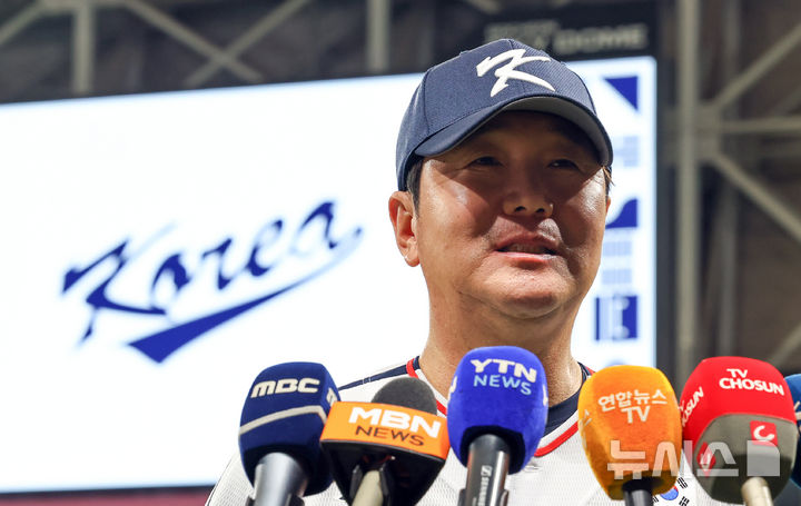 평가전 앞둔 <b>류지현 감독</b> "모든 목표 지점은 내년 3월 WBC 첫 경기"