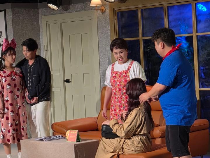 7일 서울 대학로 스타릿홀에서 연극 '스페셜 보잉보잉' 프레스콜이 열렸다. 옥희 역으로 출연하는 이경실이 장면을 시연하고 있다. (사진=극단 두레 제공) *재판매 및 DB 금지