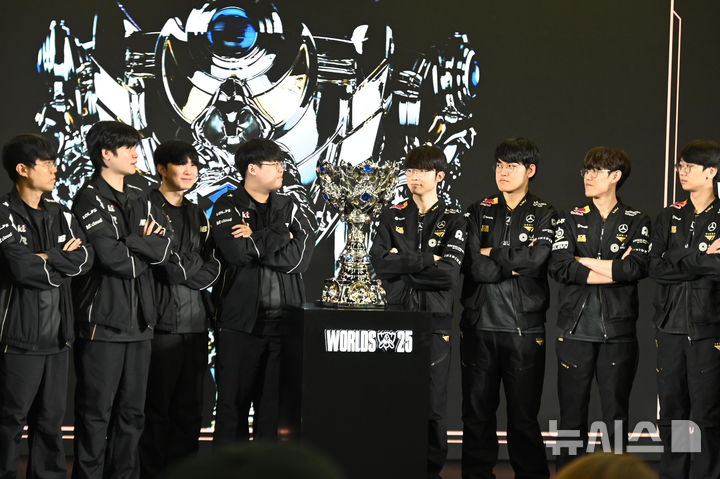 [청두(중국)=뉴시스] 윤정민 기자 = 리그 오브 레전드(LoL) e스포츠 팀 KT 롤스터(왼쪽)과 T1이 7일 오후 중국 청두 하비스트 문 아트 센터에서 열린 '2025 LoL 