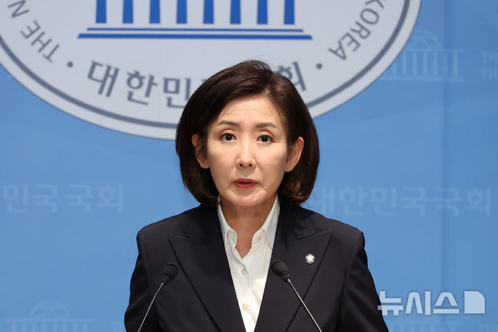 [서울=뉴시스] 김금보 기자 = 나경원 국민의힘 의원이 31일 오후 서울 여의도 국회 소통관에서 기자회견을 열고 이재명 대통령에 대한 재판 촉구, 추미애 법제사법위원회 위원장 규탄 등 현안 관련 발언을 하고 있다.
