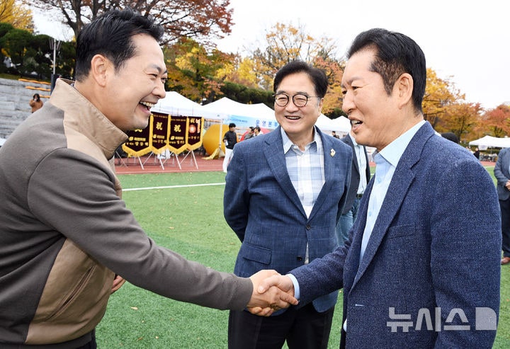 <b>정청래</b>·<b>장동혁</b>, 사진기자 <b>체육대회</b>서 화합…"사진으로 남으면 역사돼"