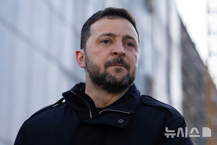 [흐멜니츠키=AP/뉴시스]볼로디미르 젤렌스키 우크라이나 대통령이 지난 2월 13일(현지 시간) 흐멜니츠키 소재 흐멜니츠키 원자력발전소에서 기자들에게 발언하고 있다. 2025.02.