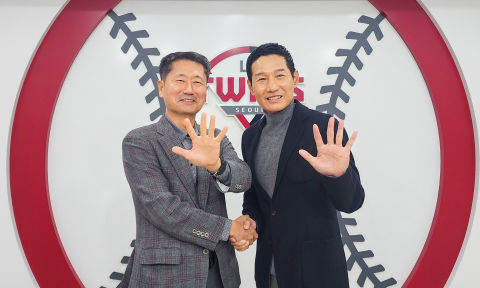 LG, '2회 우승' <b>염경엽 감독</b>과 3년 30억원 <b>재계약</b>…역대 최고 대우