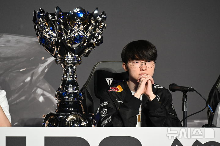 [청두(중국)=뉴시스] 윤정민 기자 = 리그 오브 레전드(LoL) 프로게이머 '페이커' 이상혁(T1)이 9일 오후 중국 청두 동안호 스포츠파크 다목적체육관에서 열린 '2025 LoL 월즈' 결승 후 미디어데이에서 기