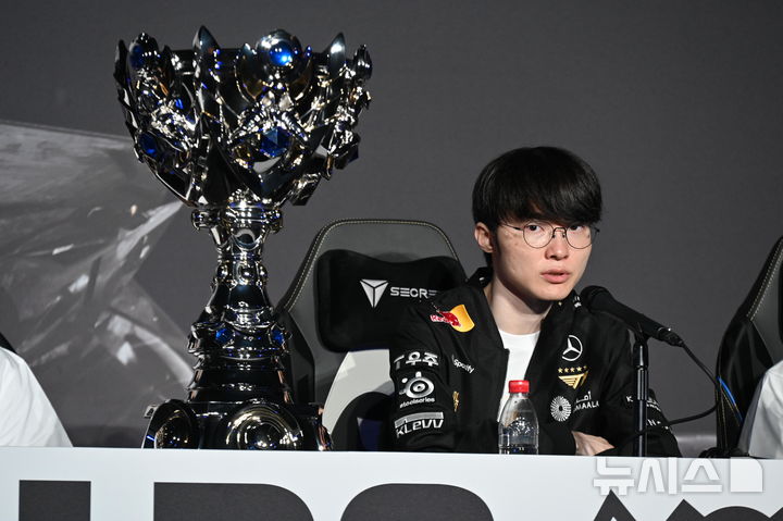 [청두(중국)=뉴시스] 윤정민 기자 = 리그 오브 레전드(LoL) 프로게이머 '페이커' 이상혁(T1)이 9일 오후 중국 청두 동안호 스포츠파크 다목적체육관에서 열린 '2025 LoL 월즈' 결승 후 미디어데이에서 기