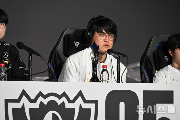 [청두(중국)=뉴시스] 윤정민 기자 = 리그 오브 레전드(LoL) 프로게이머 '구마유시' 이민형(T1)이 9일 오후 중국 청두 동안호 스포츠파크 다목적체육관에서 열린 '2025 LoL 월즈' 결승 후 미디어데이에서
