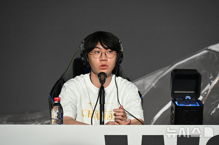 [청두(중국)=뉴시스] 윤정민 기자 = 리그 오브 레전드(LoL) 프로게이머 '도란' 최현준(T1)이 9일 오후 중국 청두 동안호 스포츠파크 다목적체육관에서 열린 '2025 LoL 월즈' 결승 후 미디어데이에서 기자